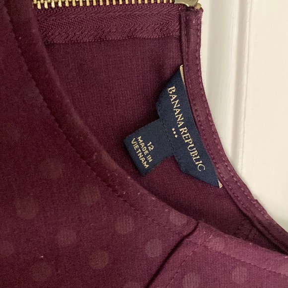 Sleeveless fitted tank top. - Picture 2 of 5